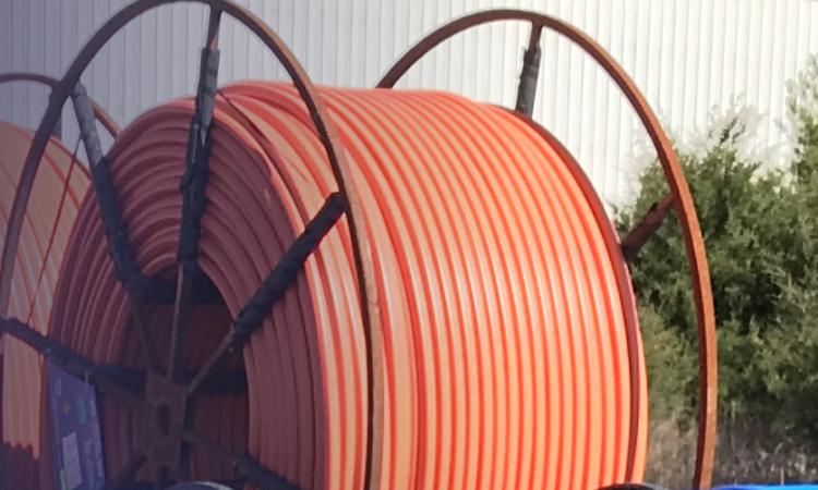 UV resistant electric cable with red fabric lining.